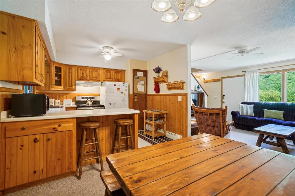 Quaint Condo 5 minutes to the ski slopes Valley Park D1